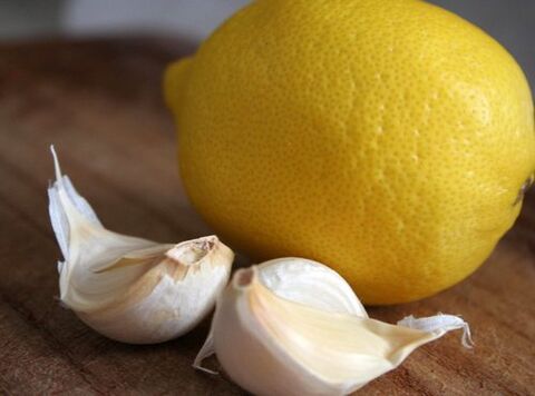 L'ail et le citron sont un remède maison populaire contre l'ostéochondrose.
